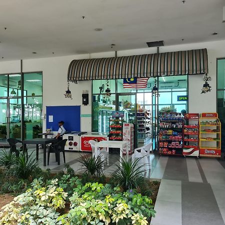Appartamento Hideaway At Cybersquare Cyberjaya Esterno foto